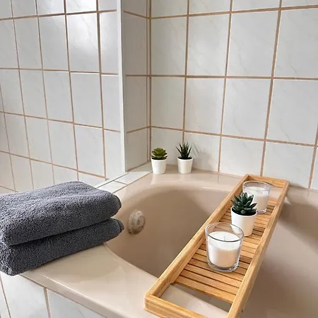 - Küche, Badewanne, Regendusche, Netflix