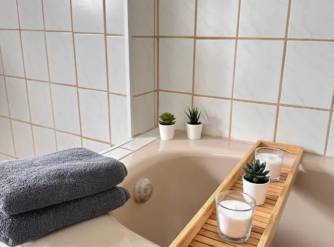 - Kueche, Badewanne, Regendusche, Netflix