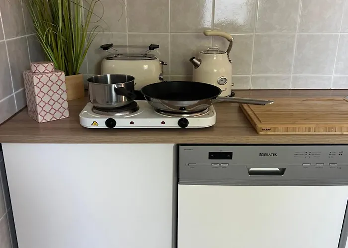 - Kueche, Badewanne, Regendusche, Netflix *